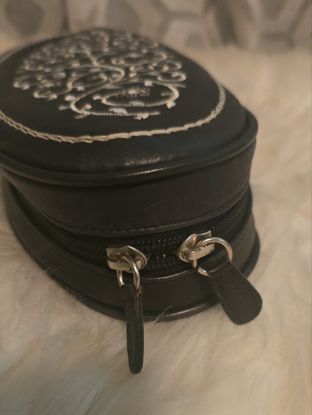 Super Soft! Embroidered Cole Haan Black House Slippers W. Matching Case - Picture 10 of 10